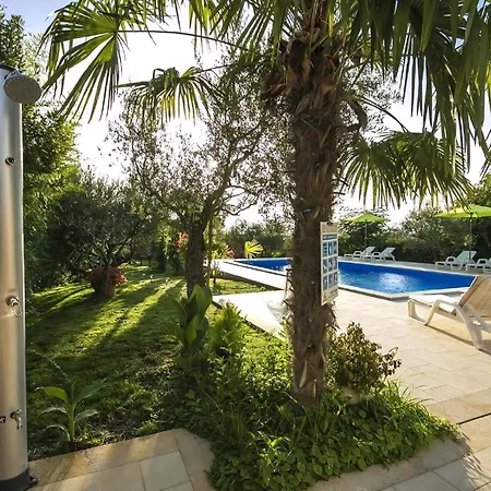 Livija 2 Mit Pool In Strandnaehe ポレッチ