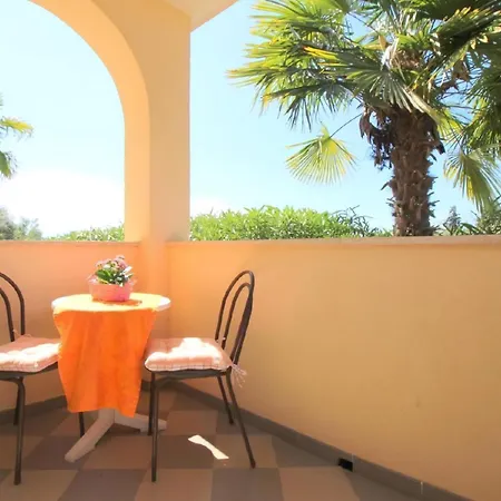 Apartment Livija 2 Mit Pool In Strandnaehe Porec