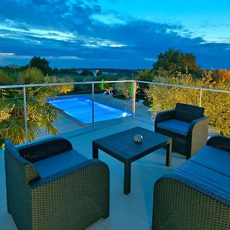 Apartment Livija 2 Mit Pool In Strandnaehe